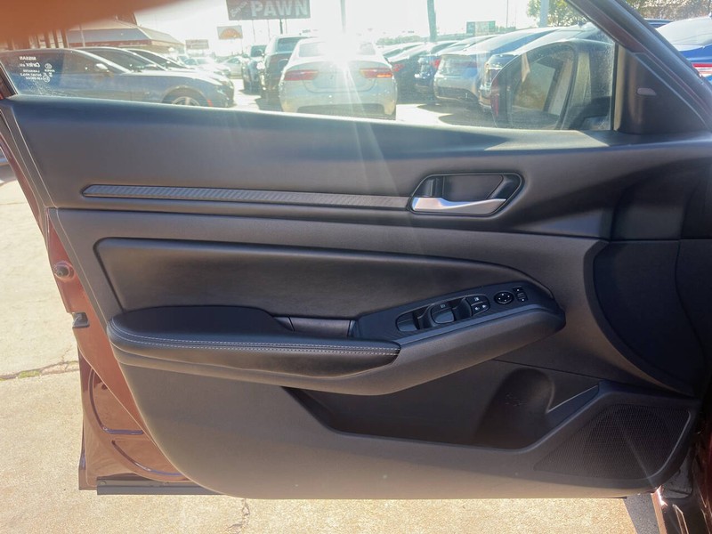 Nissan Altima Vehicle Image 06