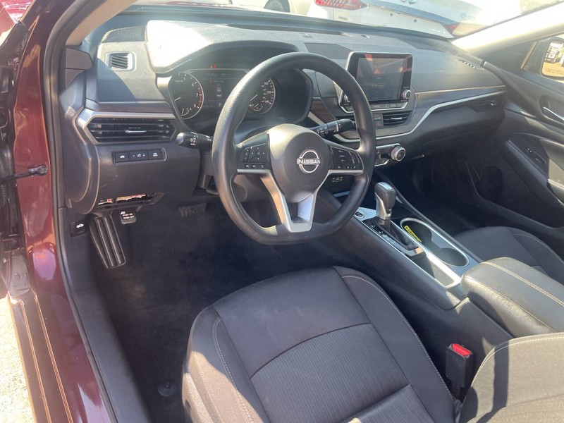 Nissan Altima Vehicle Image 08