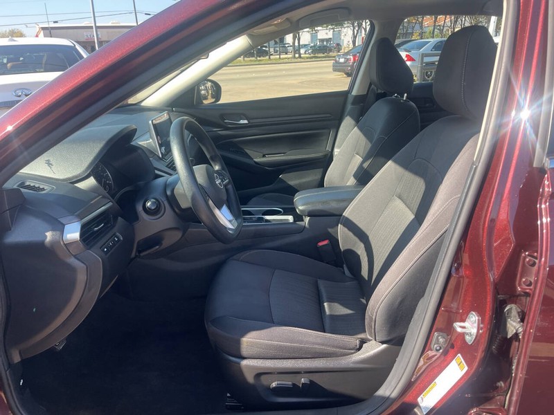 Nissan Altima Vehicle Image 09