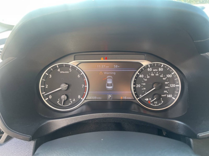 Nissan Altima Vehicle Image 10