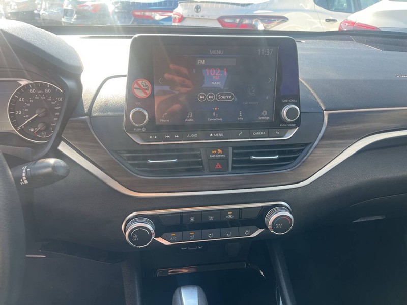 Nissan Altima Vehicle Image 11