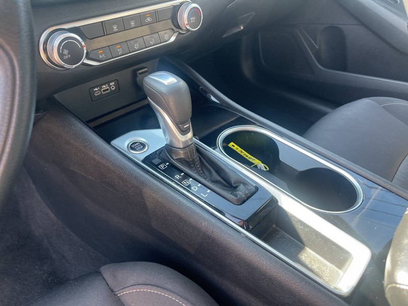 Nissan Altima Vehicle Image 12