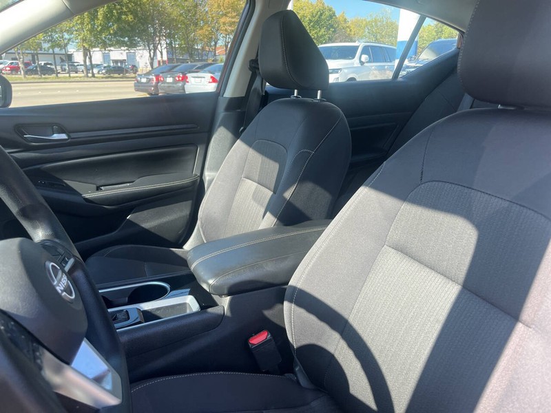 Nissan Altima Vehicle Image 13