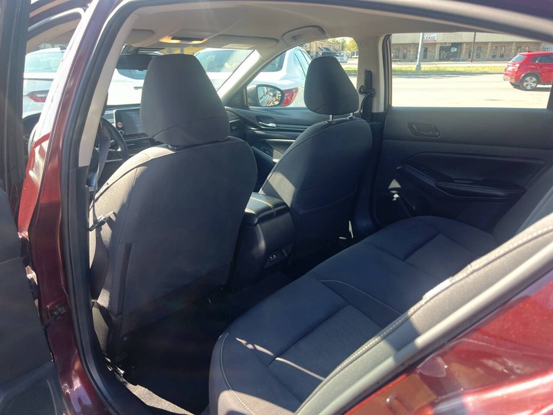 Nissan Altima Vehicle Image 15