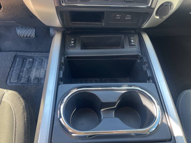 Nissan Titan Vehicle Image 12