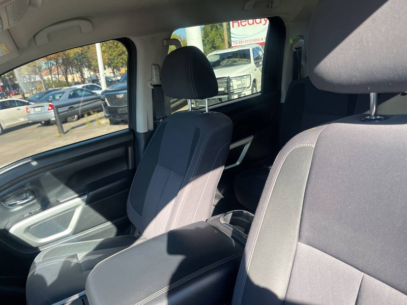 Nissan Titan Vehicle Image 13
