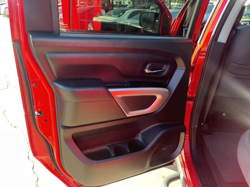 Nissan Titan Vehicle Image 14