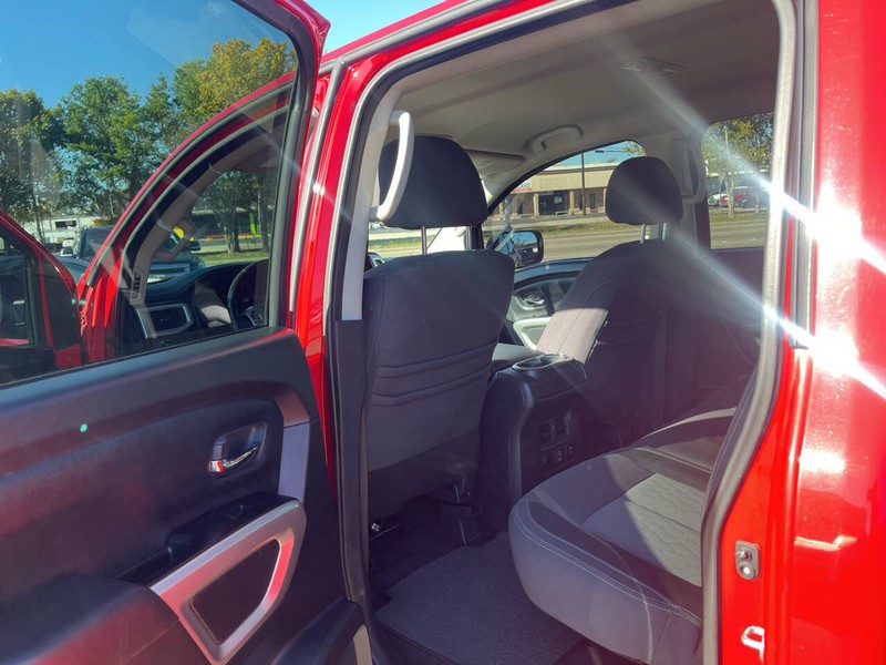 Nissan Titan Vehicle Image 15
