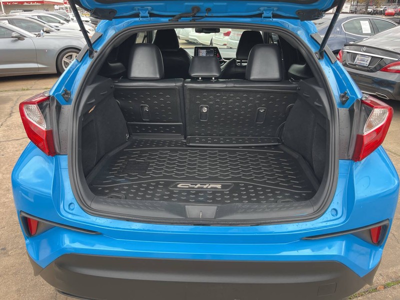 Toyota C-HR Vehicle Image 09