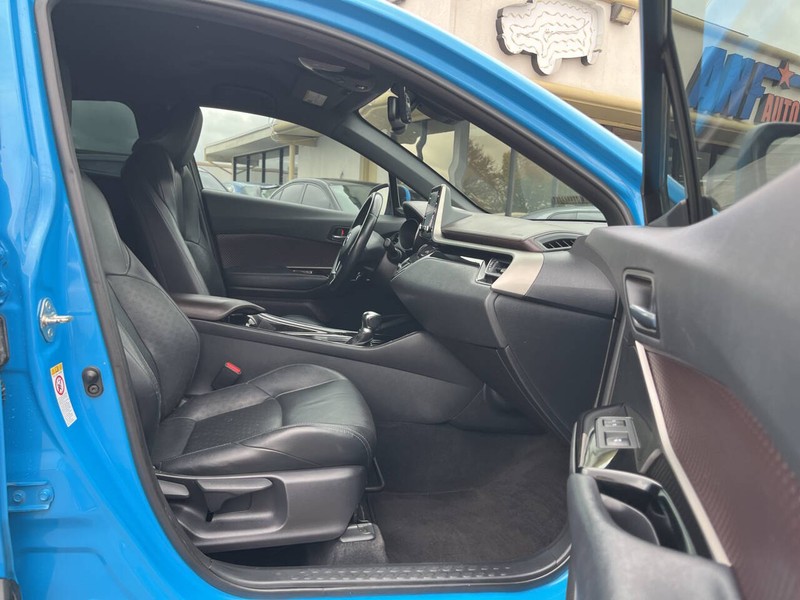 Toyota C-HR Vehicle Image 11