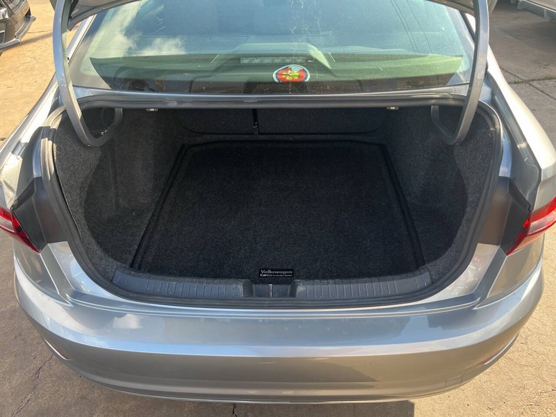 Volkswagen Jetta Vehicle Image 09