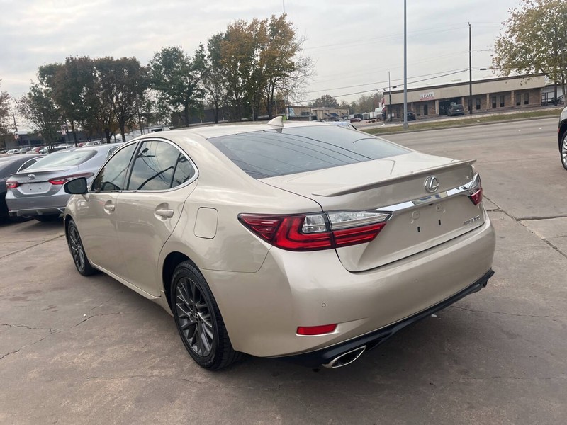 Lexus ES Vehicle Image 06