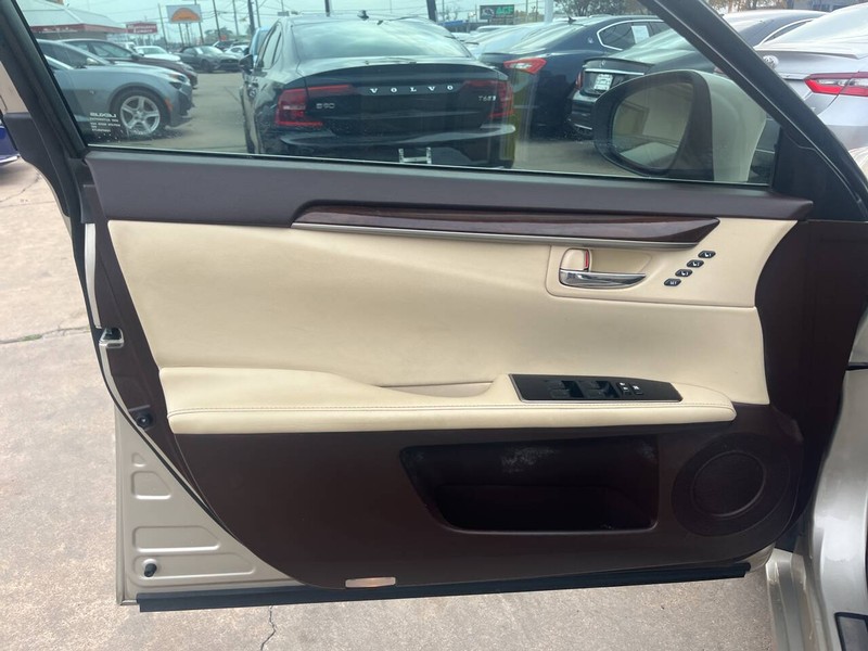 Lexus ES Vehicle Image 07