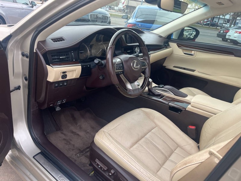 Lexus ES Vehicle Image 08