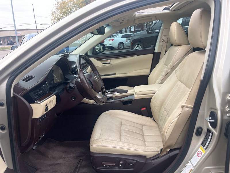 Lexus ES Vehicle Image 09