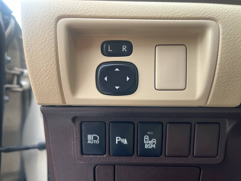 Lexus ES Vehicle Image 10