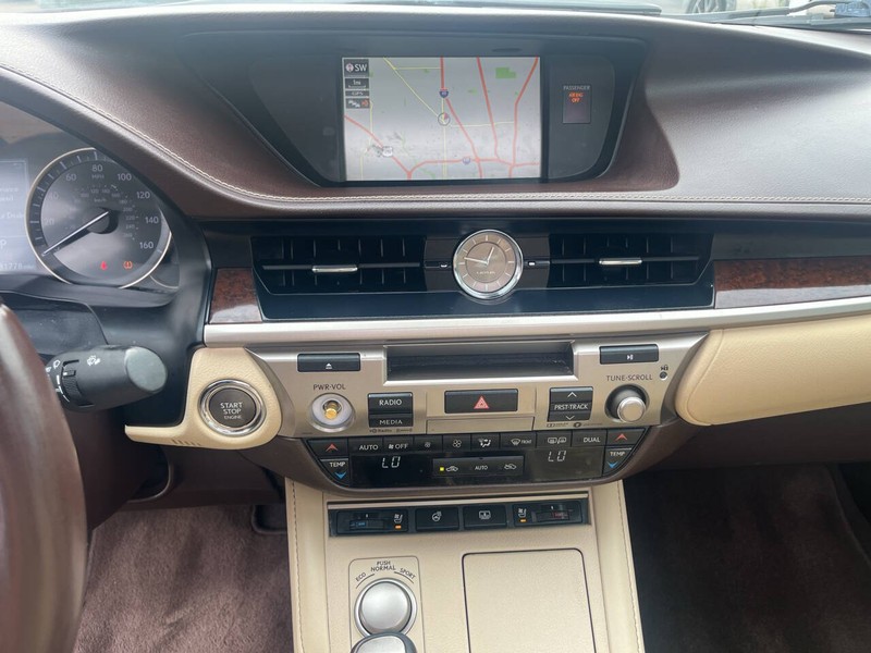 Lexus ES Vehicle Image 11