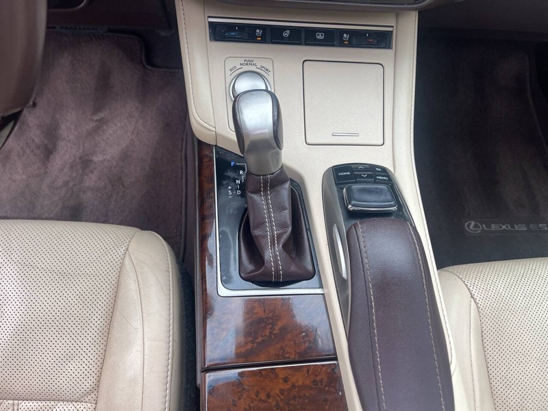 Lexus ES Vehicle Image 12