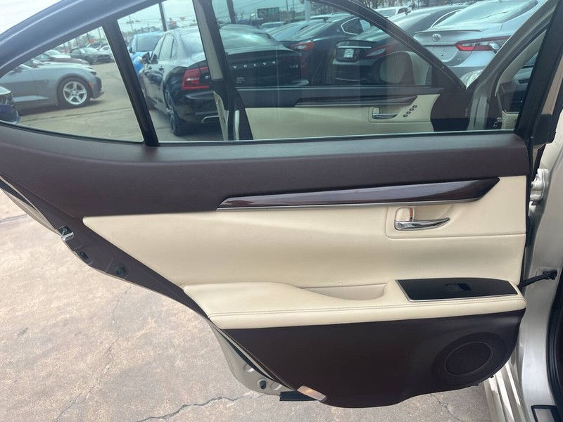 Lexus ES Vehicle Image 15