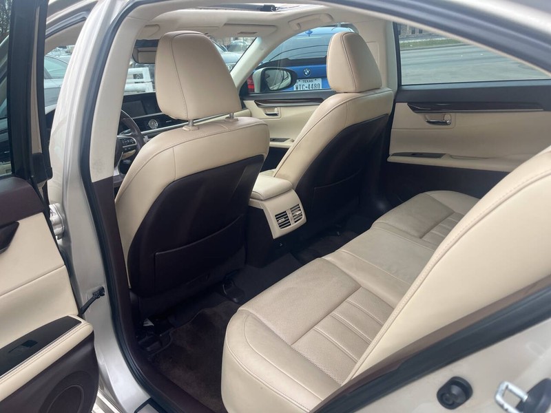 Lexus ES Vehicle Image 16