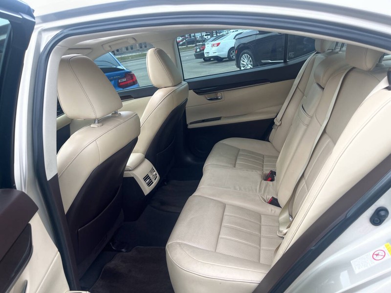 Lexus ES Vehicle Image 17