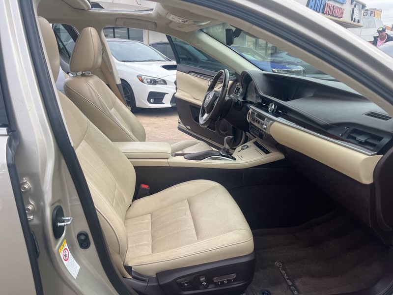 Lexus ES Vehicle Image 21