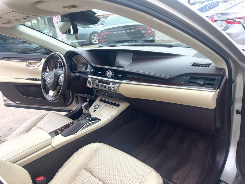 Lexus ES Vehicle Image 22