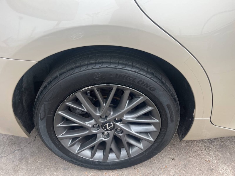 Lexus ES Vehicle Image 23