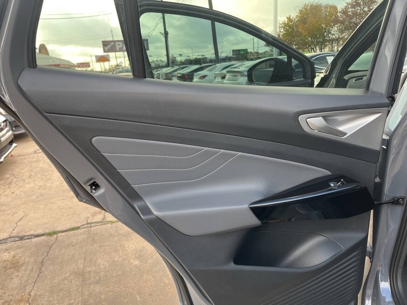 Volkswagen ID.4 Vehicle Image 14