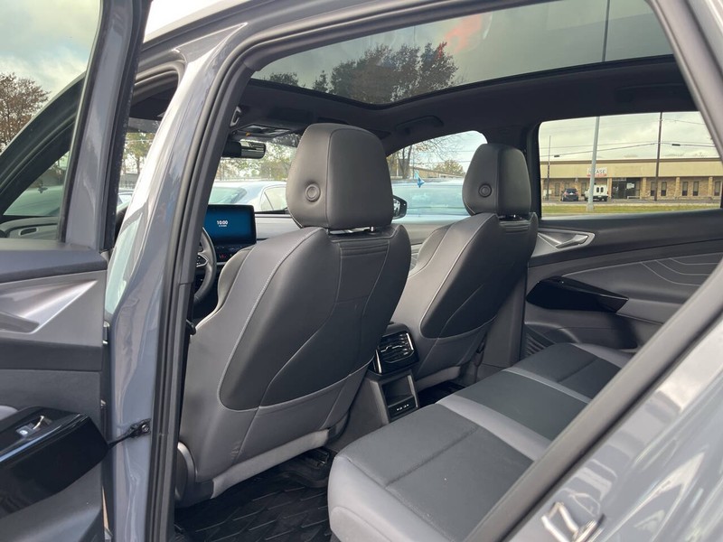 Volkswagen ID.4 Vehicle Image 15