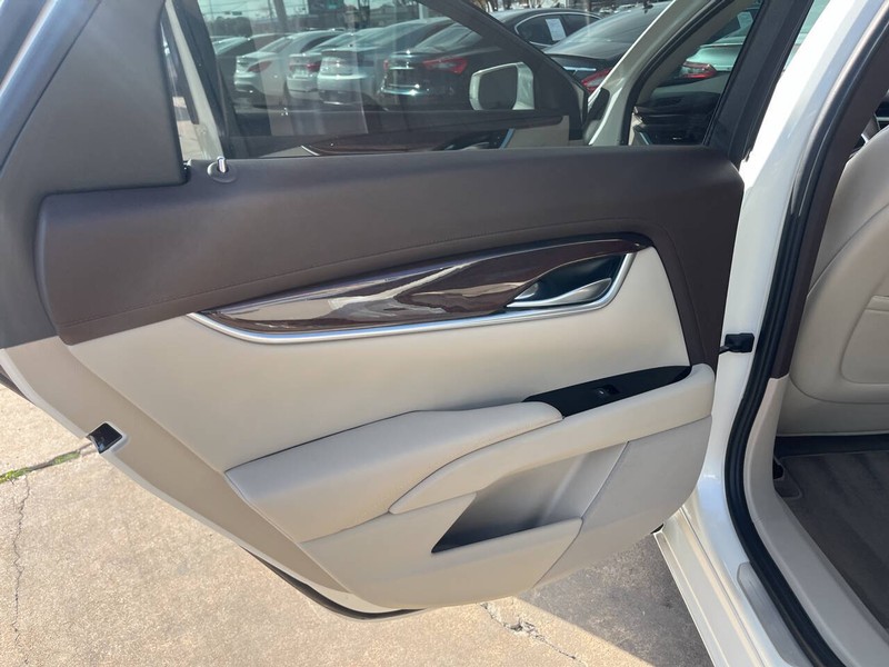 Cadillac XTS Vehicle Image 14