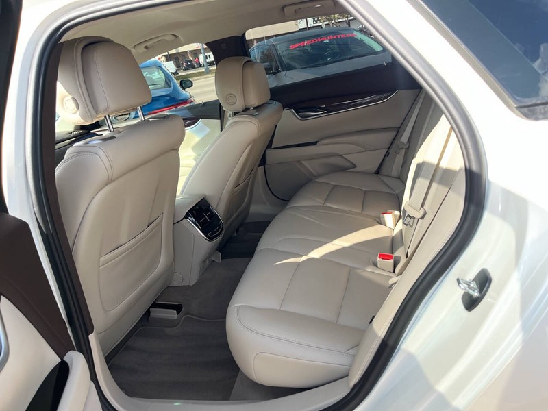 Cadillac XTS Vehicle Image 16