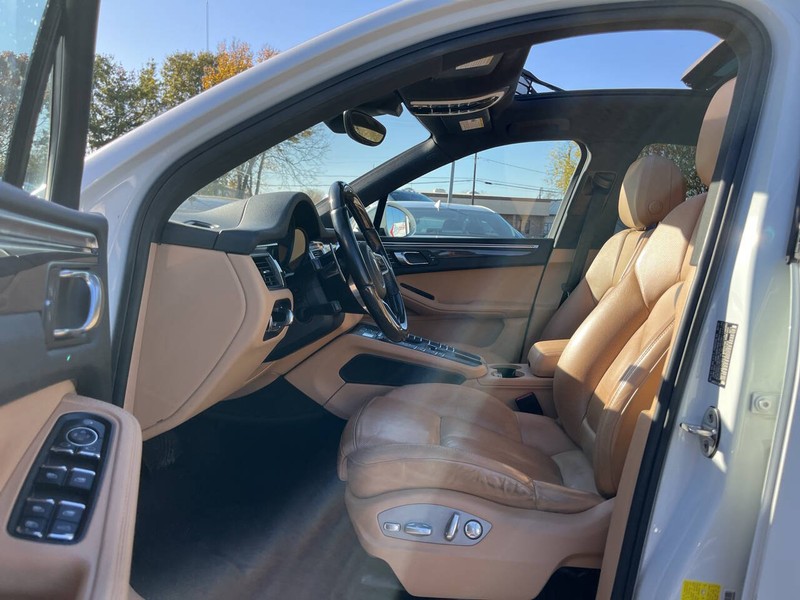 Porsche Macan Vehicle Image 07