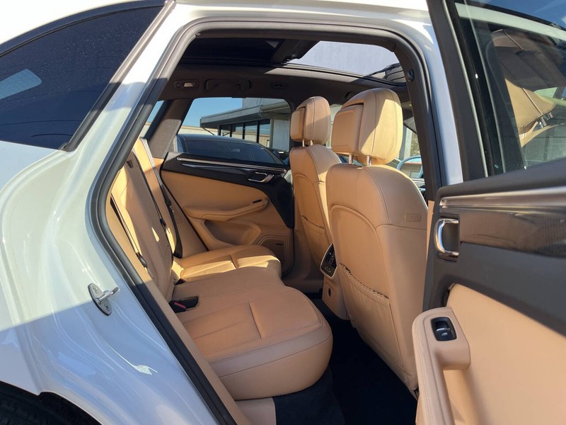 Porsche Macan Vehicle Image 10