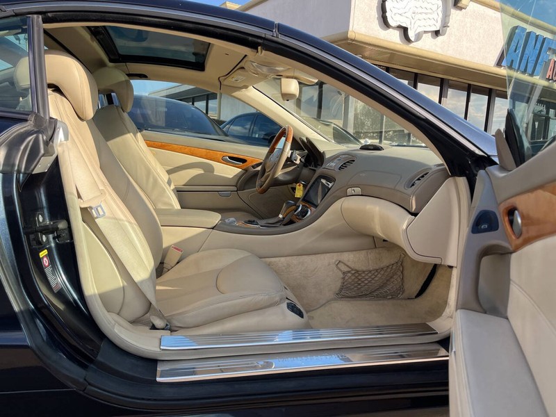 Mercedes-Benz SL-Class Vehicle Image 09