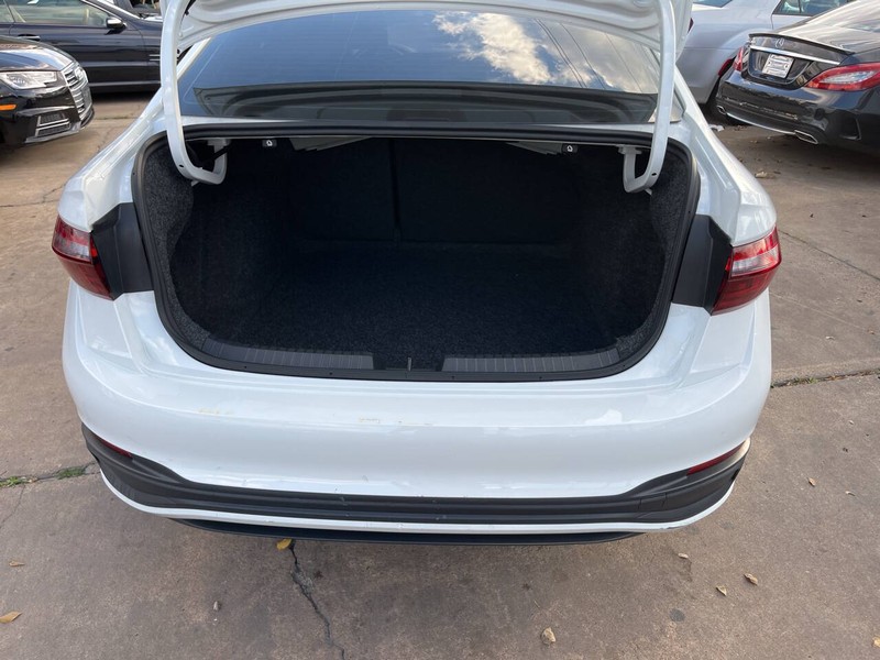 Volkswagen Jetta Vehicle Image 09