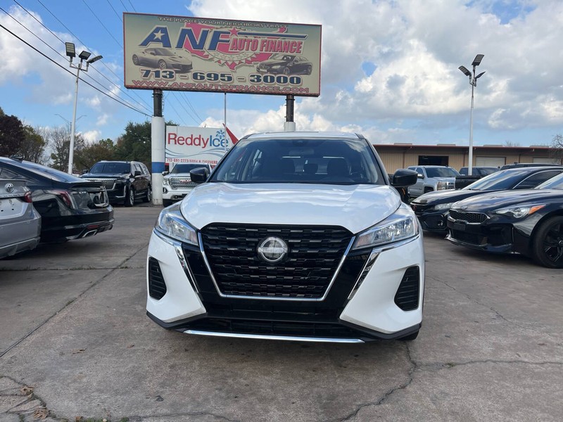 Nissan Kicks Vehicle Image 02