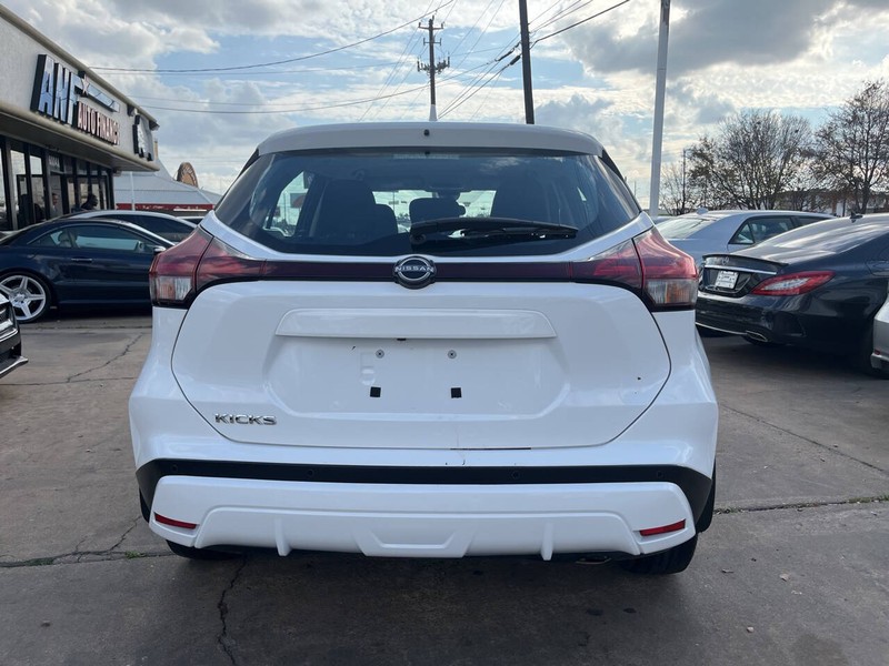 Nissan Kicks Vehicle Image 04