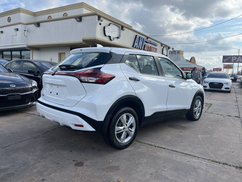 Nissan Kicks Vehicle Image 05
