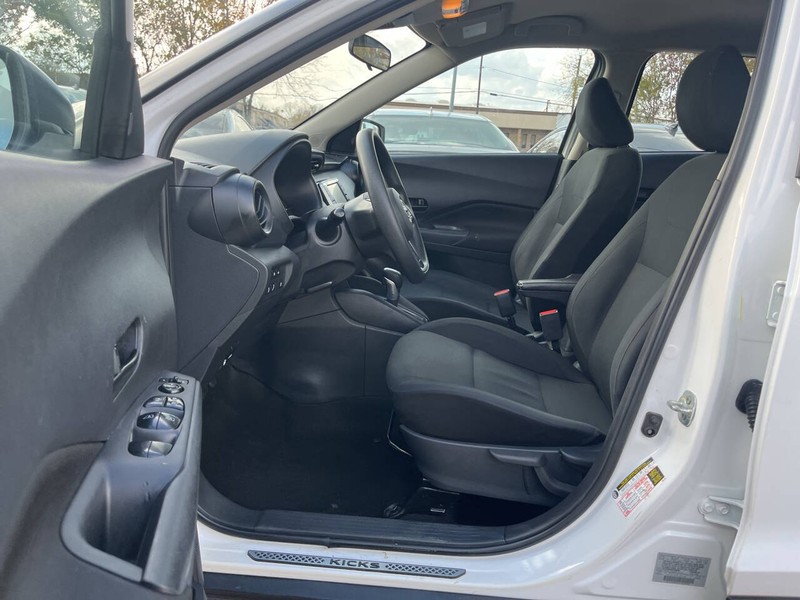 Nissan Kicks Vehicle Image 07