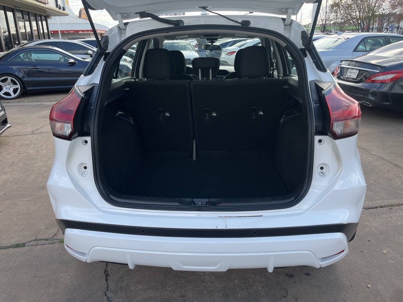 Nissan Kicks Vehicle Image 09