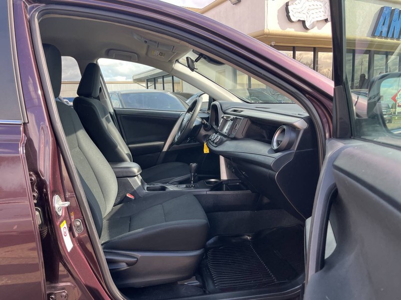 Toyota RAV4 Vehicle Image 13