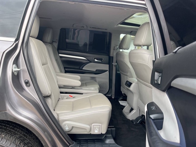 Toyota Highlander Vehicle Image 11