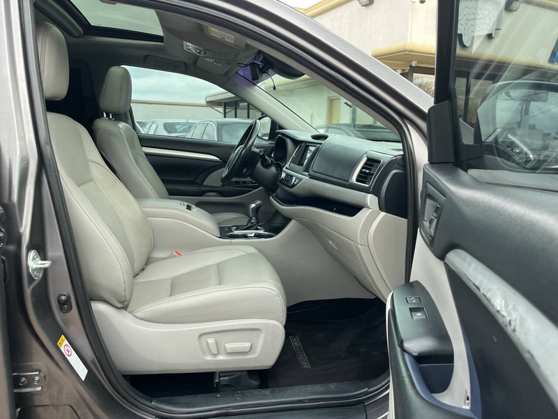 Toyota Highlander Vehicle Image 13