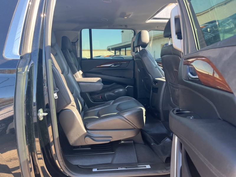 Cadillac Escalade ESV Vehicle Image 11