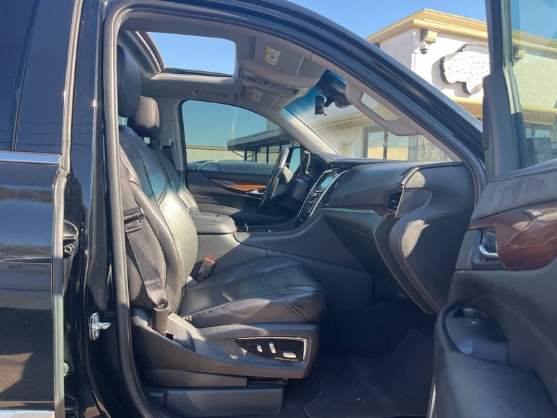 Cadillac Escalade ESV Vehicle Image 13