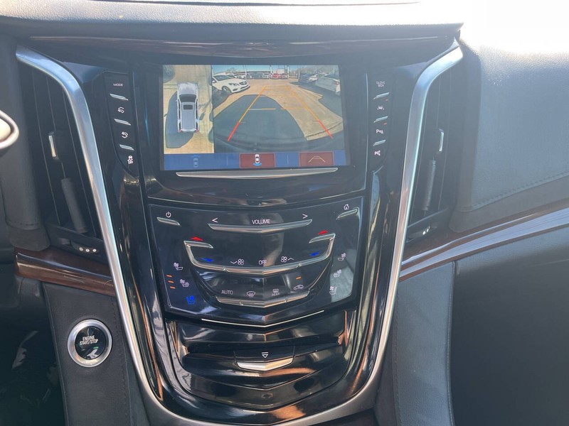 Cadillac Escalade ESV Vehicle Image 14