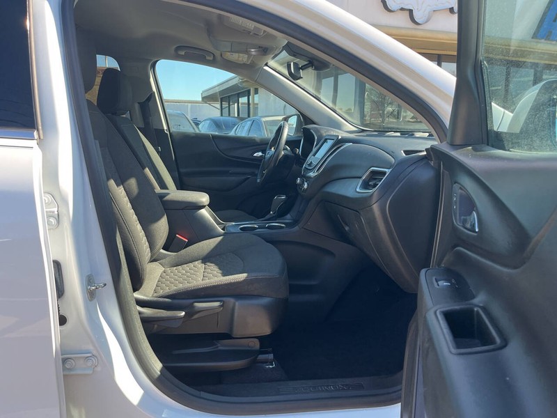 Chevrolet Equinox Vehicle Image 11