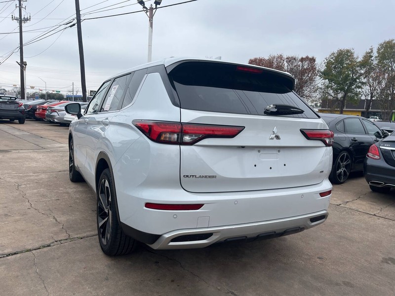 Mitsubishi Outlander Vehicle Image 03