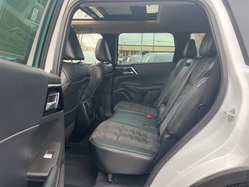 Mitsubishi Outlander Vehicle Image 09